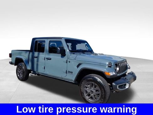 Used 2024 Jeep Gladiator Sport AWD/4WD image 7