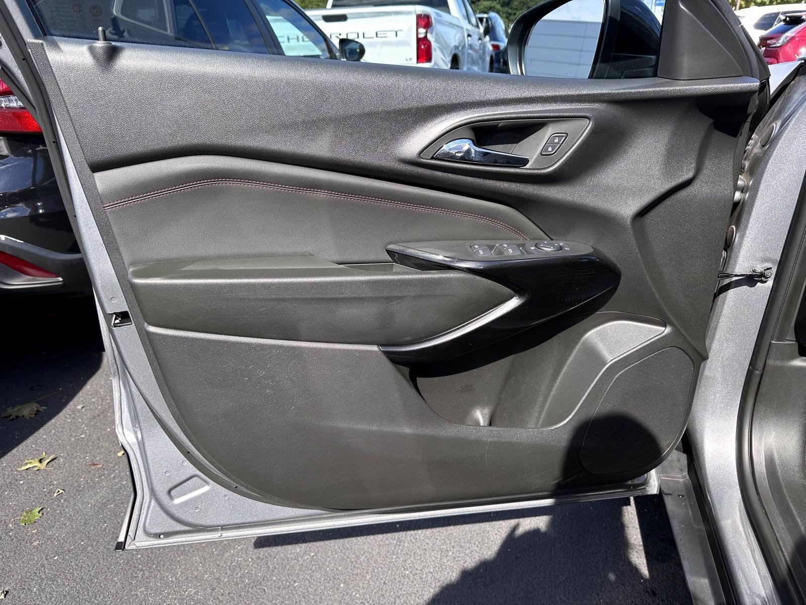 Used 2024 Chevrolet Trax RS FWD image 8