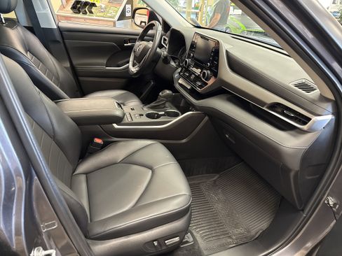 Used 2022 Toyota Highlander XLE image 17