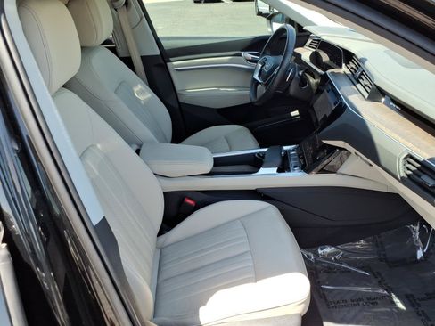 Used 2024 Audi Q8 e-tron Premium Plus w/ Premium Plus Package AWD/4WD image 11