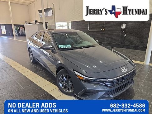 Used 2024 Hyundai Elantra SEL FWD image 4