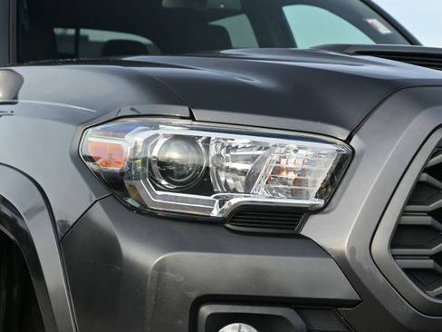 Used 2022 Toyota Tacoma TRD Sport w/ Technology Package image 25