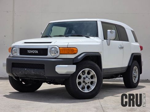 Used 2013 Toyota FJ Cruiser 4WD w/ Upgrade Pkg image 2