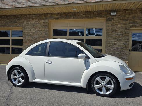 Used 2008 Volkswagen Beetle Triple White Edition FWD image 4