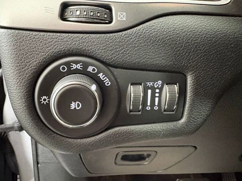 Used 2019 Jeep Cherokee Latitude Plus w/ Cold Weather Group AWD/4WD image 18