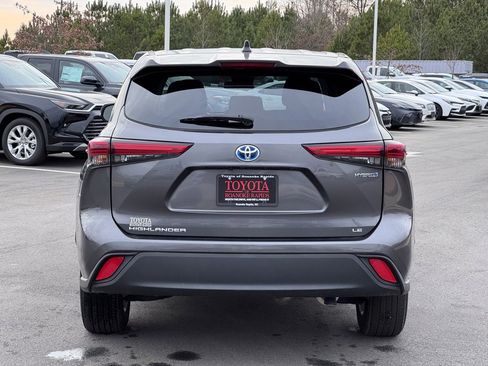 Used 2023 Toyota Highlander LE image 4