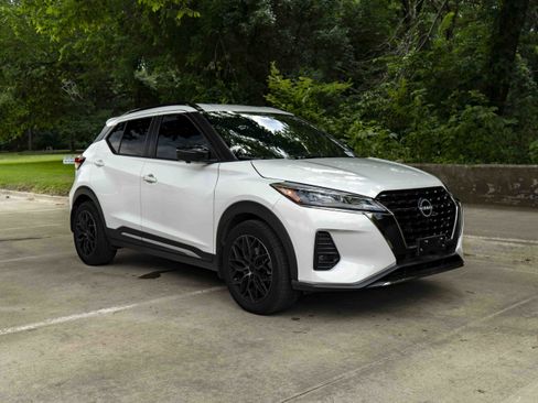 Used 2023 Nissan Kicks SR w/ SR Premium Package FWD image 2