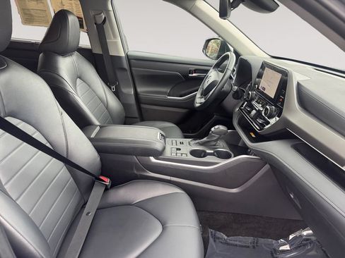 Used 2025 Toyota Highlander XLE AWD/4WD image 15
