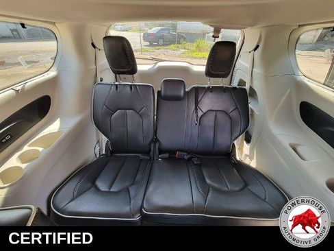 Used 2023 Chrysler Pacifica Limited FWD image 18