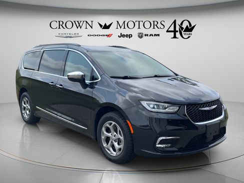 Used 2023 Chrysler Pacifica Limited AWD/4WD image 3