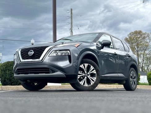 Used 2022 Nissan Rogue SV image 2