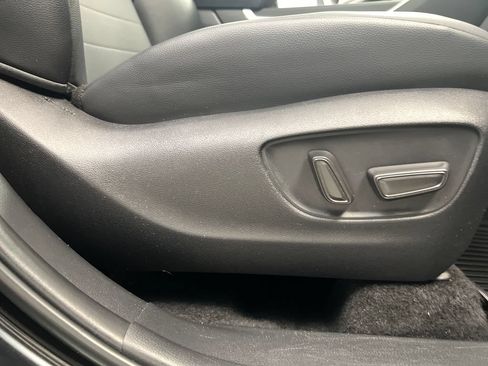 Used 2025 Toyota Highlander XLE FWD image 34