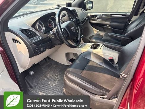 Used 2019 Dodge Grand Caravan SXT FWD image 12