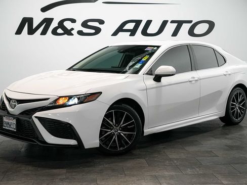 Used 2021 Toyota Camry SE FWD image 2