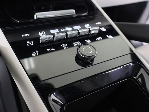 Certified 2025 Porsche Cayenne E-Hybrid Coupe AWD/4WD image 16