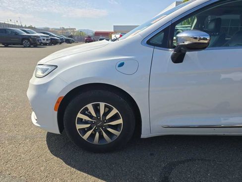 Used 2023 Chrysler Pacifica Limited FWD image 6
