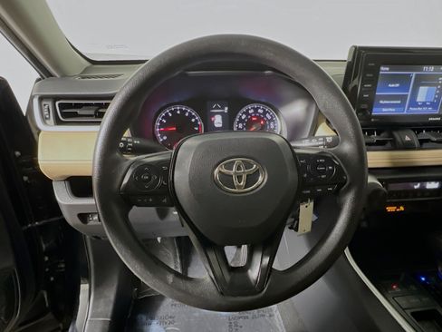 Used 2021 Toyota RAV4 LE image 17