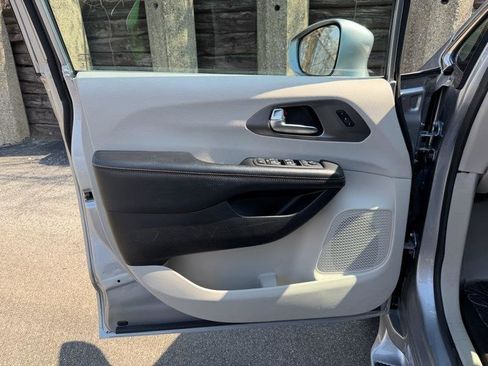 Used 2020 Chrysler Pacifica Touring-L image 24