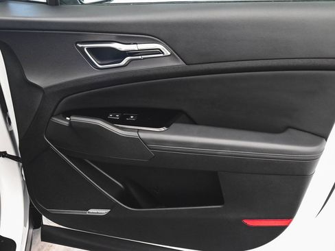 Used 2025 Kia Sportage SX image 35