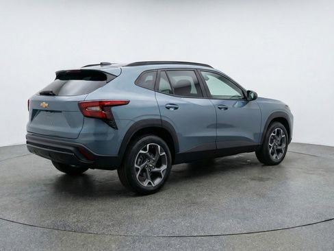 Used 2025 Chevrolet Trax LT FWD image 9