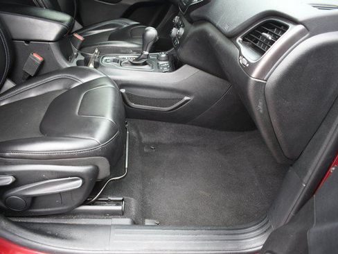 Used 2020 Jeep Cherokee Latitude Plus AWD/4WD image 25