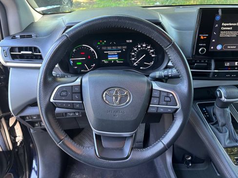 Used 2025 Toyota Sienna XLE FWD image 25