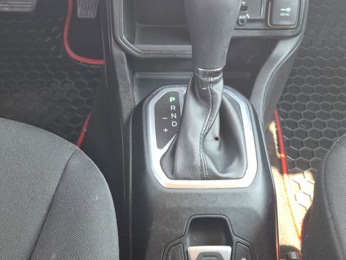 Used 2018 Jeep Renegade Latitude FWD image 25