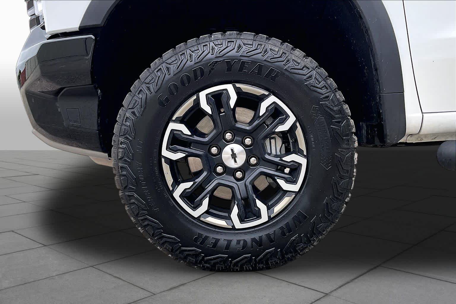 Used 2025 Chevrolet Silverado 1500 ZR2 w/ Technology Package AWD/4WD image 9