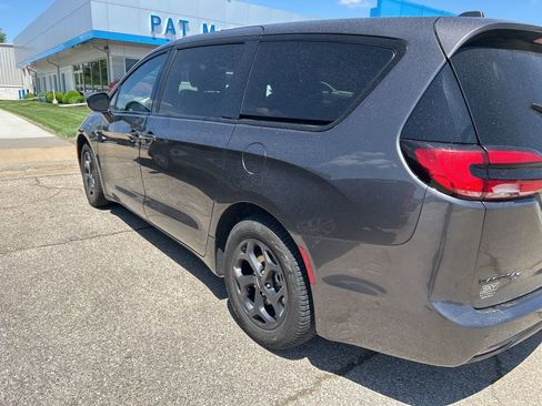 Used 2022 Chrysler Pacifica Touring-L w/ Uconnect Theater Family Group FWD image 7