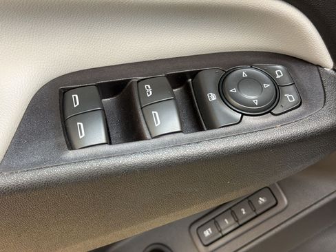 Used 2018 Chevrolet Equinox Premier FWD image 24