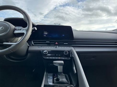 Used 2025 Hyundai Elantra SEL image 21