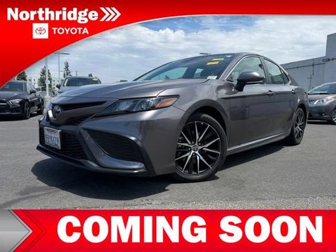 Used 2022 Toyota Camry SE w/ Convenience Package FWD image 2