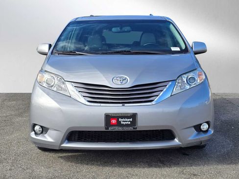 Used 2017 Toyota Sienna XLE image 2