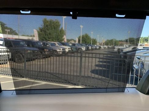 Used 2023 Toyota Sienna Limited FWD image 10
