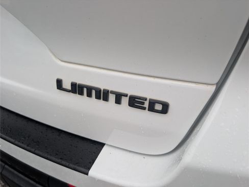 Used 2023 Jeep Grand Cherokee Limited w/ Black Appearance Package AWD/4WD image 10