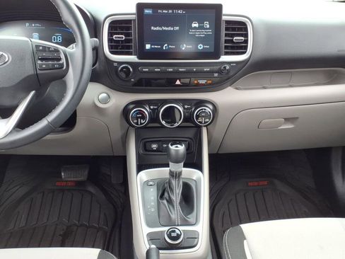 Used 2024 Hyundai Venue SEL image 14