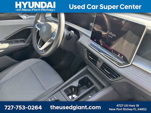 Used 2025 Volkswagen Tiguan SE w/ Panoramic Sunroof Package image 8