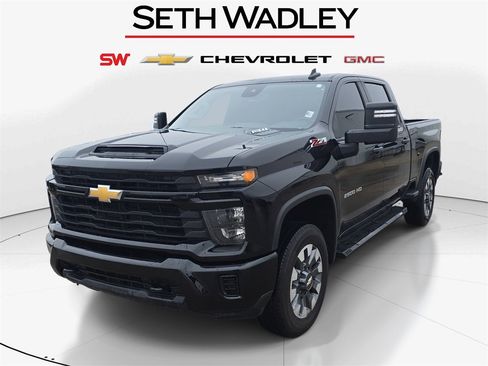 Used 2024 Chevrolet Silverado 2500 Custom w/ Custom Value Package image 3