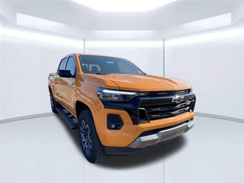 Used 2025 Chevrolet Colorado Z71 w/ Technology Package AWD/4WD image 2