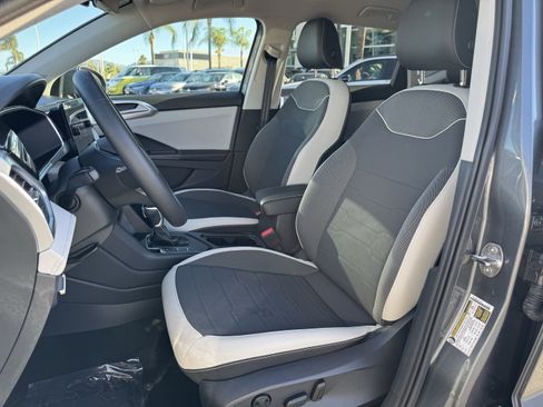 Certified 2025 Volkswagen Taos SE image 16