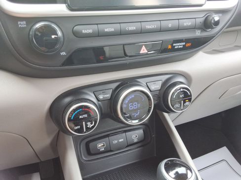 Used 2023 Hyundai Venue SEL FWD image 17