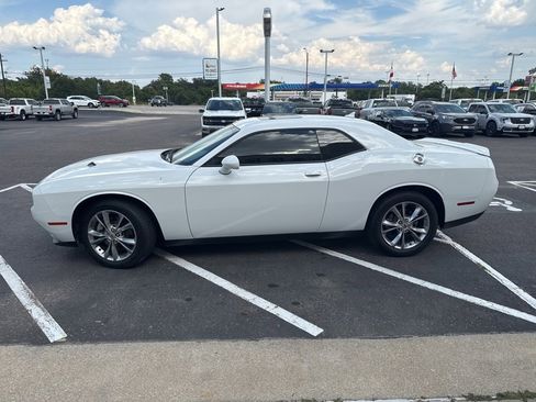 Used 2023 Dodge Challenger SXT image 3