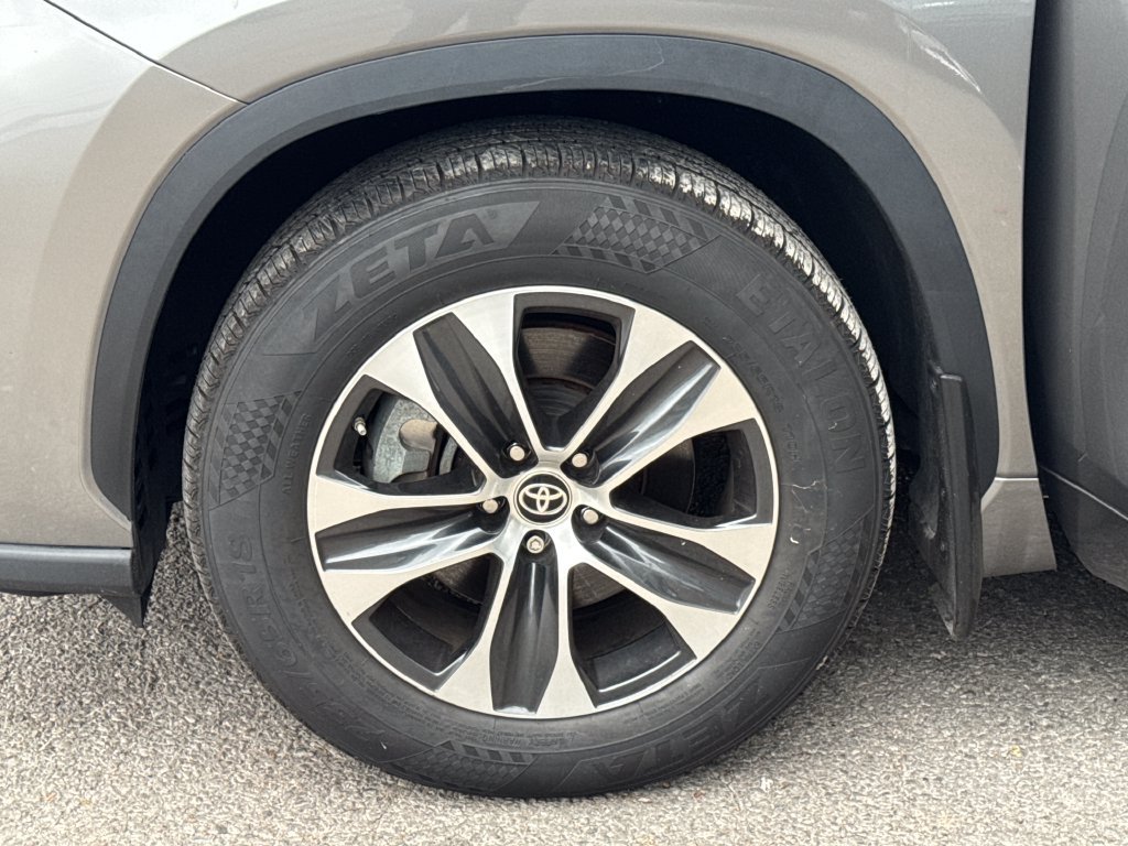 Used 2025 Toyota Highlander XLE FWD image 26
