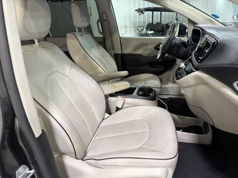 Used 2018 Chrysler Pacifica Limited FWD image 14