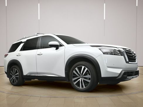 Certified 2025 Nissan Pathfinder Platinum w/ Cargo Package FWD image 27