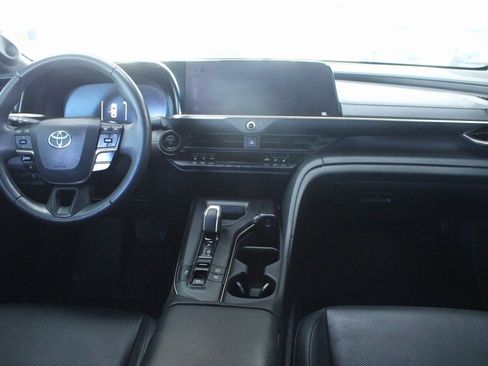 Used 2023 Toyota Crown Limited image 25