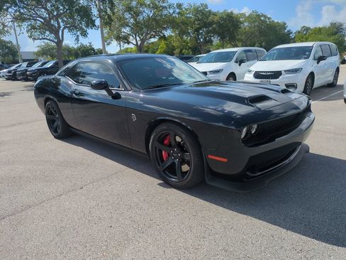 Used 2022 Dodge Challenger SRT Hellcat w/ Plus Package RWD image 2
