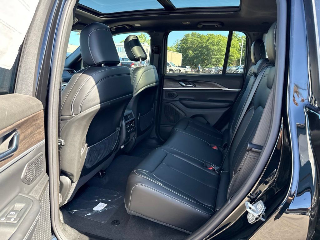New 2027 Jeep Grand Cherokee Limited AWD/4WD image 21