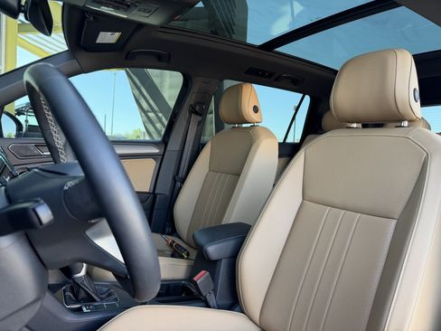 Used 2024 Volkswagen Tiguan SE w/ Panoramic Sunroof Package FWD image 32