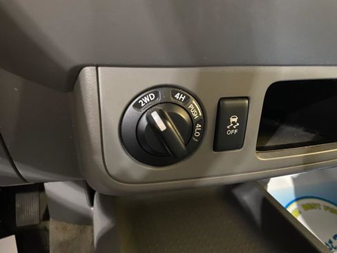 Used 2018 Nissan Frontier SV AWD/4WD image 13